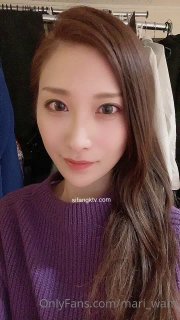 少婦穿著黑絲開襠沙發上站著草